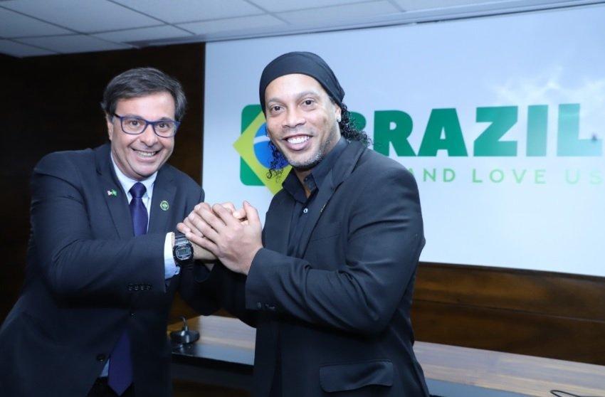 Ronaldinho a fost numit ambasador al turismului &icirc;n Brazilia; &Icirc;nsă, fostul fotbalistul are o problemă - este privat de paşaport