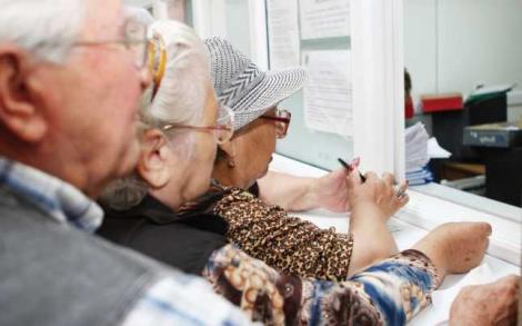 Lovitură pentru pensionari! Pensiile vor fi tăiate până la 50% pentru mii de români