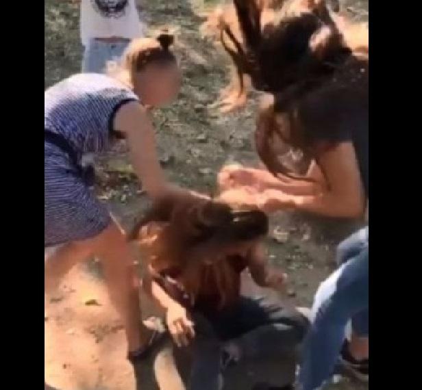 Fată bătută cu bestialitate &icirc;ntr-un parc din București! Zeci de tineri au privit și au filmat atacul | VIDEO