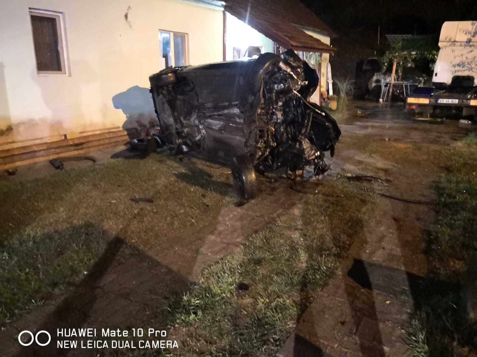 Tragedie pe şosea de Sf&acirc;ntă Mărie Mică. Maşina s-a făcut praf! Un mort şi trei răniţi, &icirc;ntre care doi copii de 3 şi 6 ani