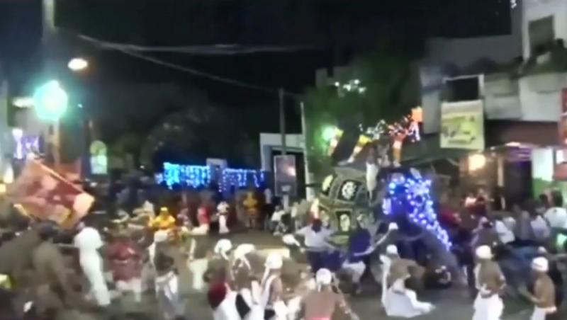 Imagini terifiante surprinse la un carnaval. 17 oameni au fost răniți de elefanții care au participat la paradă - VIDEO