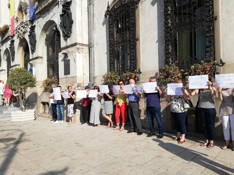 Prima zi de școală a &icirc;nceput cu proteste la Craiova! Profesorii și elevii, revoltați:&rdquo; Nu avem spații și nu putem să facem nici măcar orarul!&rdquo;