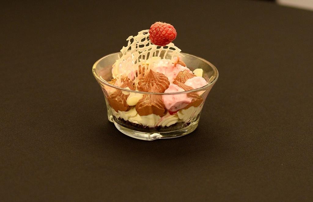 Desert la cupă cu biscuiți oreo și mousse de ciocolată alba și neagră