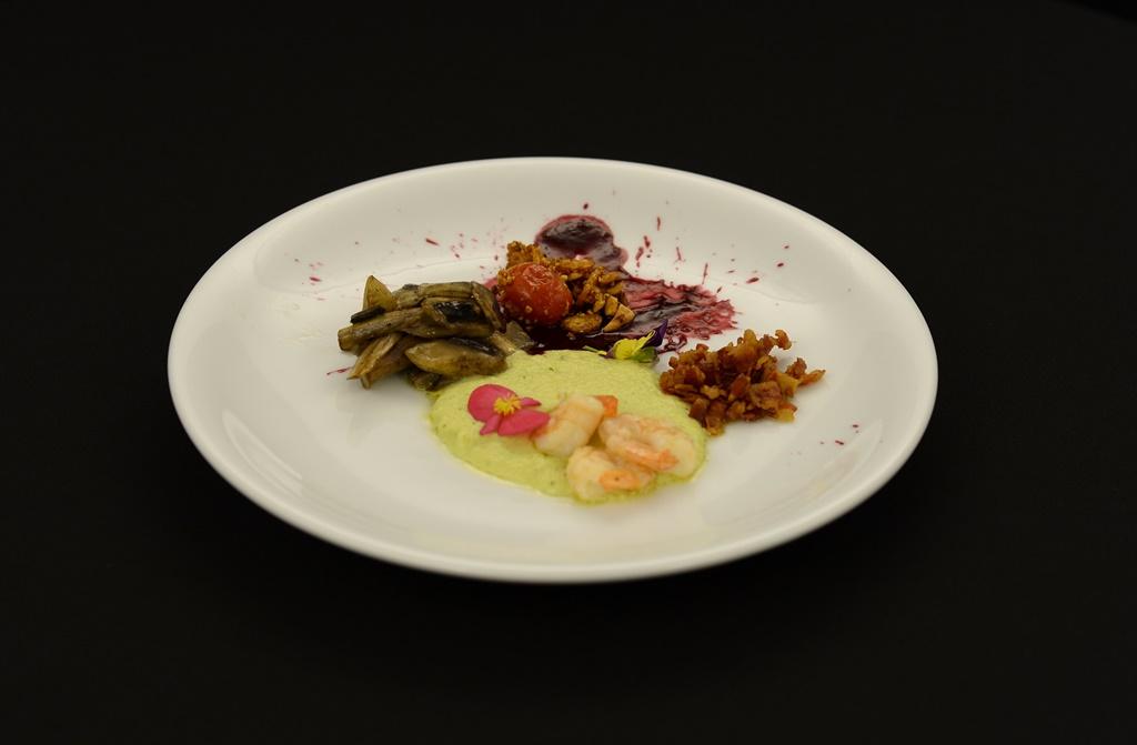 Piure de dovlecel cu mentă, tagliatelle de morcov cu chips de bacon și sos de coacaze