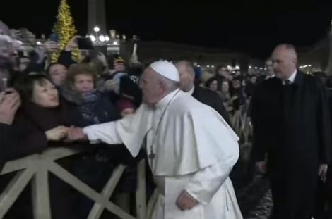 Papa Francisc, scandal în prima zi din 2020, după ce a lovit o femeie: "Violenţa, 'blasfemie la adresa lui Dumnezeu''