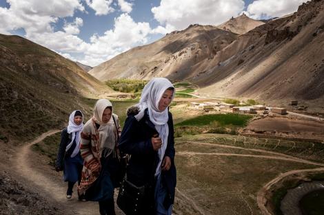 O poveste cat o lectie de viata de la o școală fără curent electric din Afganistan