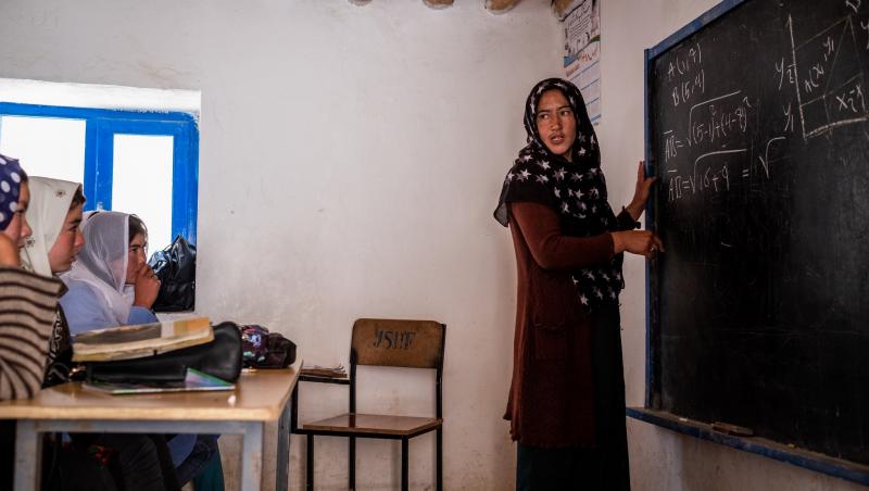Badan Joya, profesoara de matematică. Joya n-a fost la școală până la 11 ani din cauza dictaturii Talibane, când fetele n-aveau voie să învețe carte.