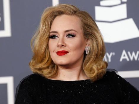 FOTO | Cântăreața Adele, fotografie horror! Este numai piele și os! Fanii au fost îngrijorați felul în care oasele îi "străpung" pielea