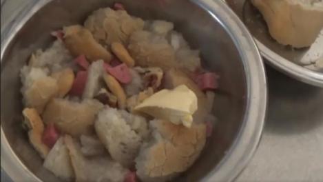 Video| Pacienții unui spital din România, hrăniți cu resturi de pâine înmuiată și salam: „Meniul zilnic a fost avizat de un dietetician”