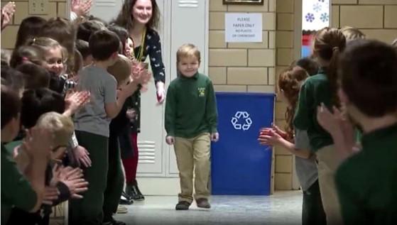 O căzătură banală a dus la un diagnostic cumplit! A luptat jumătate din viață cu cancerul și a &icirc;nvins! Copilul a fost primit ca un erou de colegi