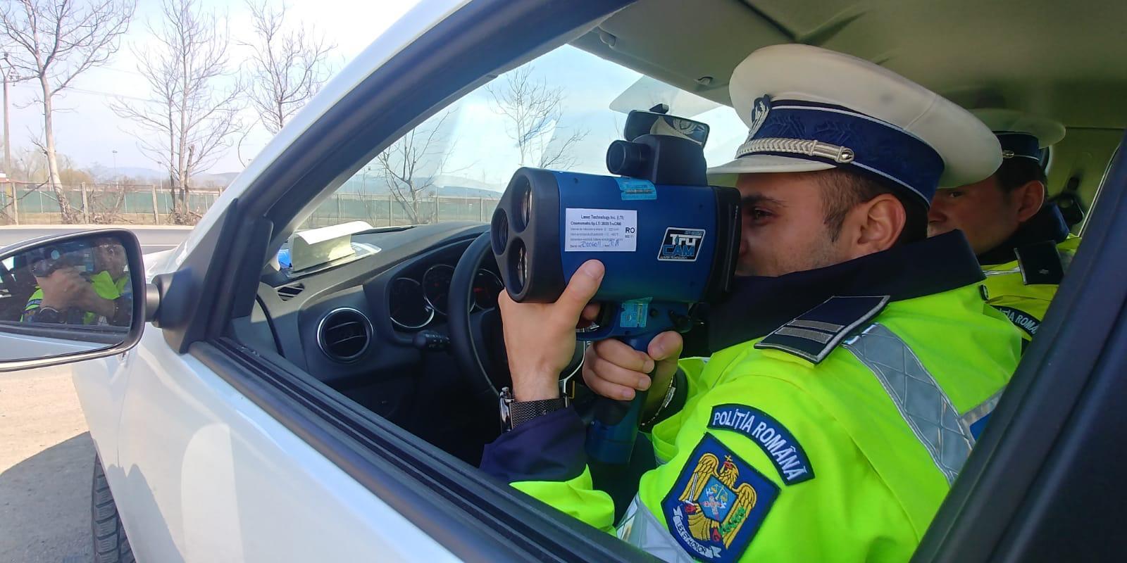 Poliţia Română: Un şofer circula cu 246 km/h, pe Autostrada A3/ Bărbatul a fost amendat cu 2.900 de lei şi i-a fost suspendat permisul pentru 90 de zile