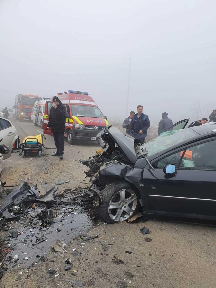 Doi morți și șapte răniți, &icirc;ntre care doi copii, &icirc;n urma unui accident grav produs &icirc;n Dolj. Primele imagini de la fața locului