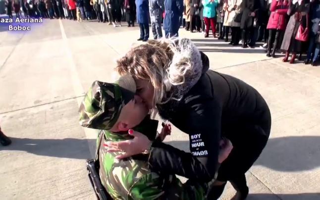 Cerere &icirc;n căsătorie, &icirc;n timpul depunerii jurăm&acirc;ntului! Moment emoționant la Baza Aeriană Boboc!