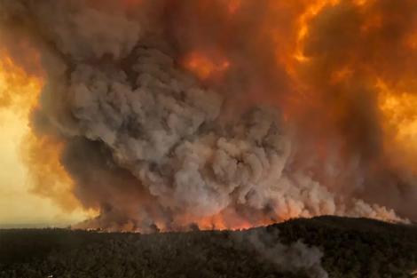 Fumul produs de incendiile din Australia va traversa întreaga planetă. Avertismentul experților NASA: ”Va cauza o răcire sau încălzire a atmosferei”