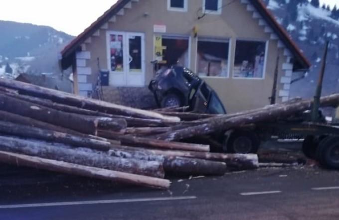 O femeie a sf&acirc;rșit tragic! Mașina ei a fost strivită de buștenii căzuți dintr-o remorcă! Cei doi copii au ajuns la spital