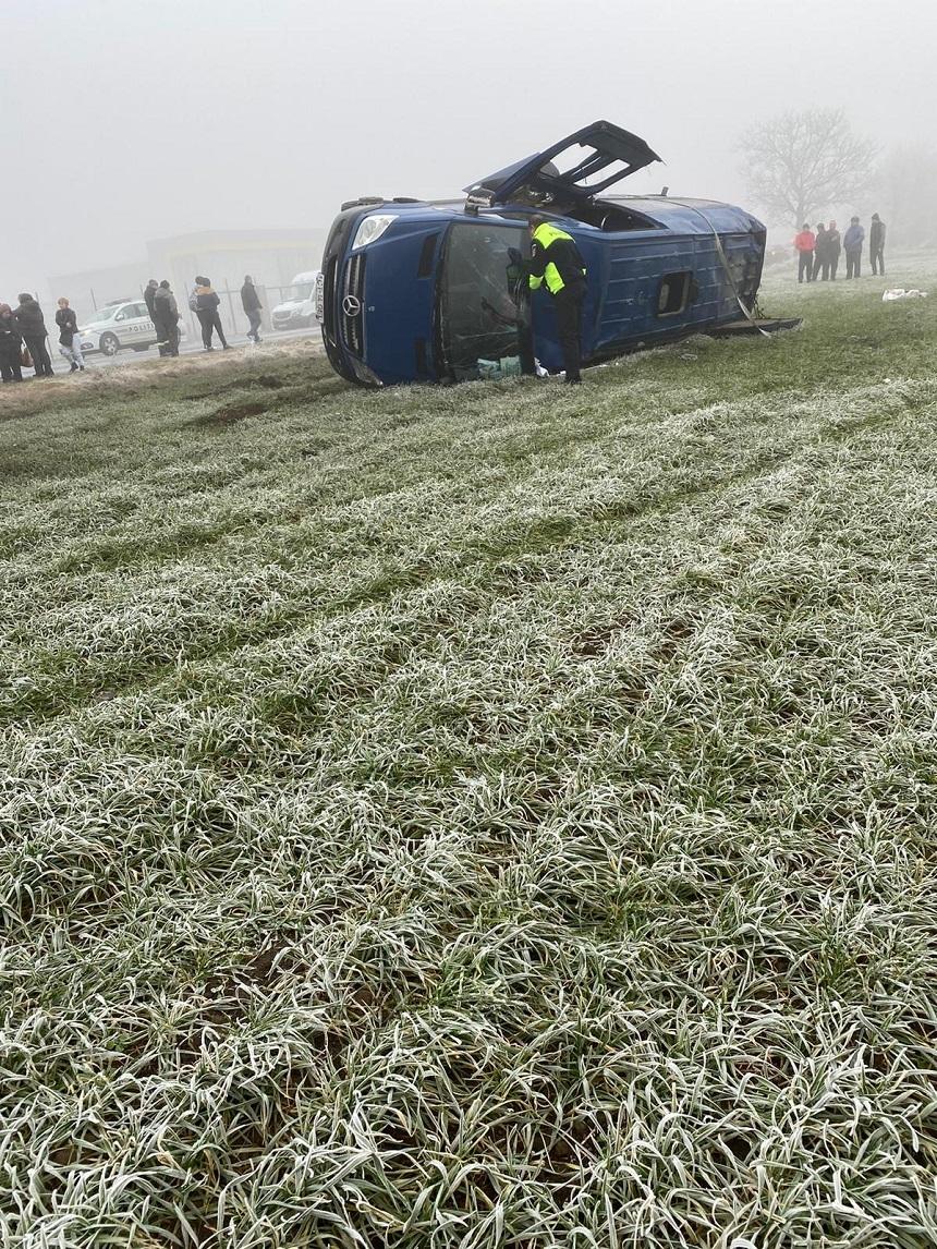 Constanţa: Grav accident rutier după ce un microbuz s-a răsturnat, 11 persoane fiind rănite; două dintre ele sunt prinse sub autovehicul