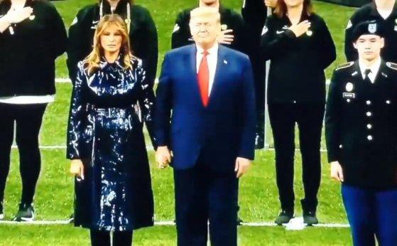 Gestul șocant pe care l-a făcut Melania Trump atunci c&acirc;nd soțul ei a luat-o de m&acirc;nă! &bdquo;Indiferent ce ar face, liderul de la Casa Albă ajunge la m&acirc;na Melaniei&rdquo;