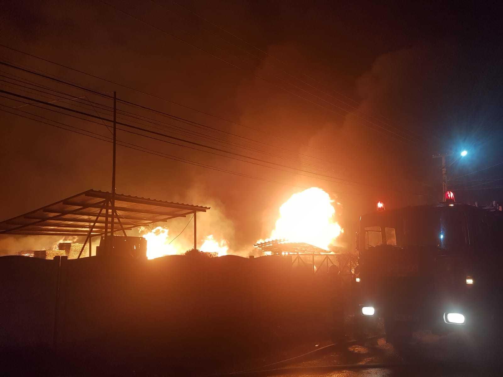 ISU Prahova: Incendiul de la o hală de depozitare şi producţie de saltele din Urlaţi nu este lichidat, &icirc;nsă a fost localizat şi nu mai există risc de propagare - FOTO, VIDEO