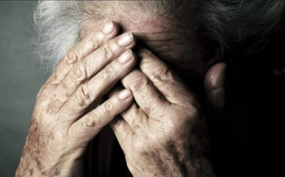 Atenție la escroci! Noua metodă prin care hoții &icirc;ți fură toți banii din casă. O bătr&acirc;nă a rămas fără agoniseala de-o viață