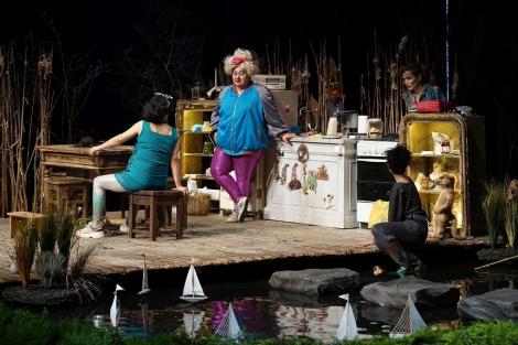 "Casa cu suricate", spectacolul lui Radu Afrim de la Teatrul Naţional "Marin Sorescu" Craiova, în turneu la Bucureşti