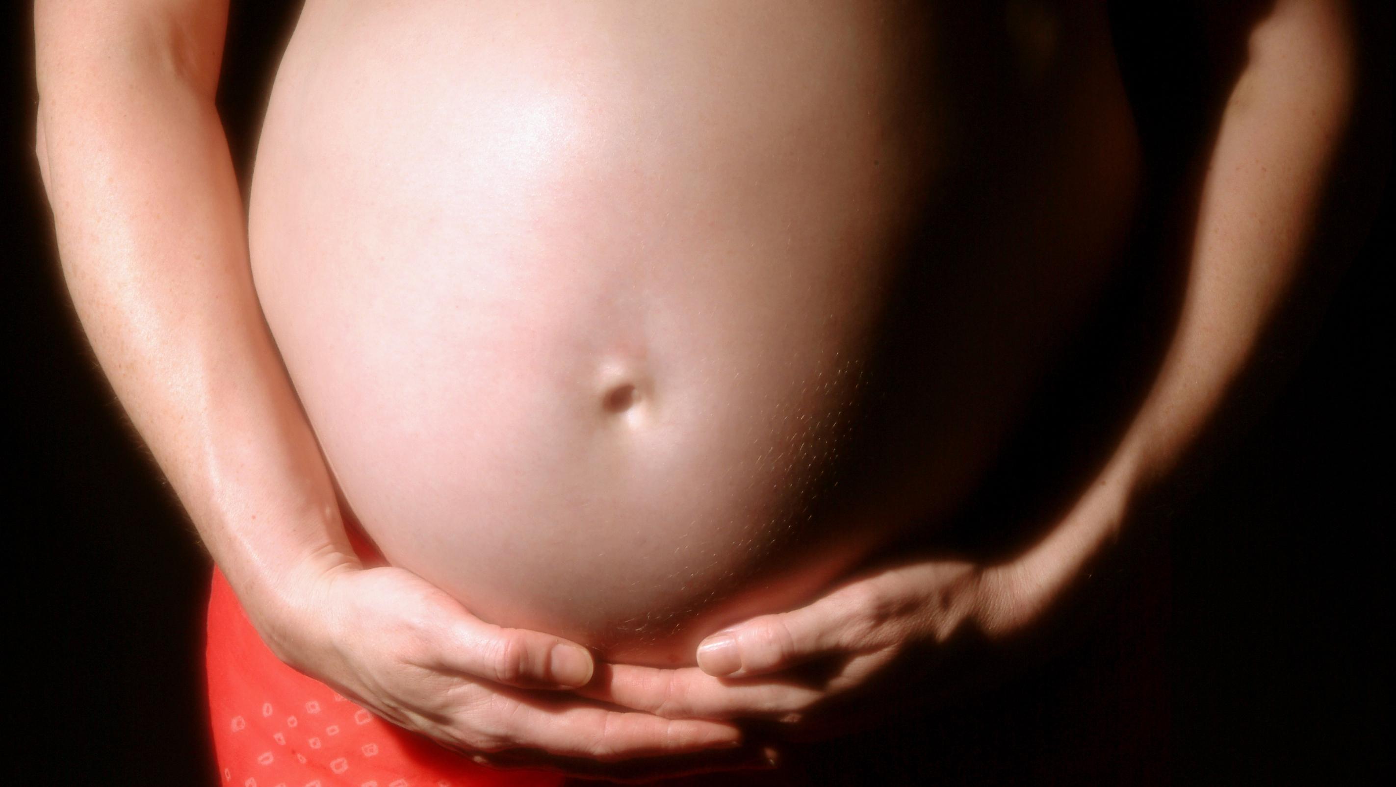 Mama, de 37 de ani, și fiica, de 15 ani, &icirc;nsărcinate cu același bărbat! Caz uluitor &icirc;n Vaslui! &bdquo;I-a furat iubitul&rdquo;