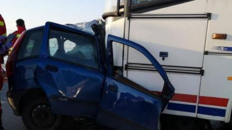 A intrat cu mașina într-un autocar cu 50 de oameni! Accident cumplit în Sibiu! Imagini greu de privit! FOTO