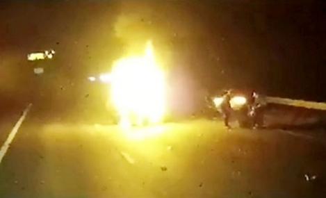 Erou în trafic! A scos o femeie dintr-o mașină în flăcări, cu doar câteva secunde înainte de explozie! VIDEO