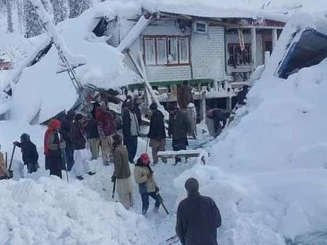Pakistan: 77 de morţi şi 94 de răniţi după o serie de avalanşe care au distrus zeci de case, în Caşmir