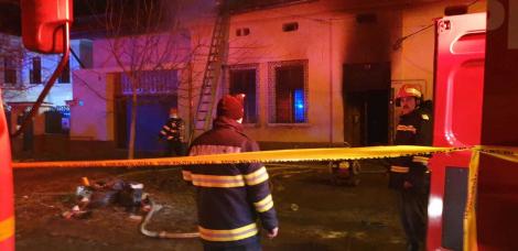 Trei copii au murit şi un altul este căutat, după ce un incendiu a cuprins o locuinţă din Timişoara; părinţii acestora nu erau acasă