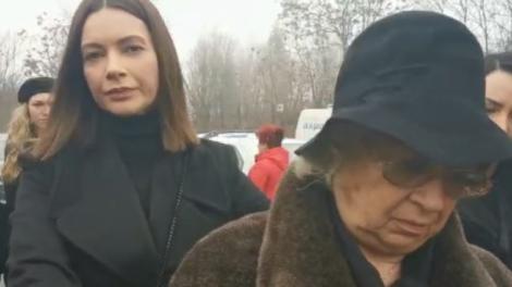 Scene dramatice! Mama Cristinei Ţopescu, scoasă pe brațe din crematoriu - VIDEO