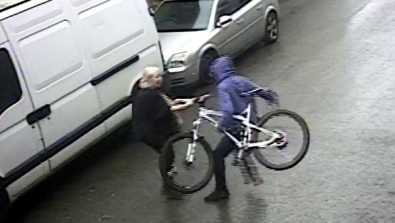 O bunică s-a luptat cu un hoț pentru a recupera o bicicletă furată.