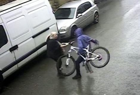 O super-bunică de 72 de ani s-a luptat pe stradă cu un hoț de 23 de ani, pentru o bicicletă furată! „Trebuie să îi fie rușine că l-am învins!” - VIDEO