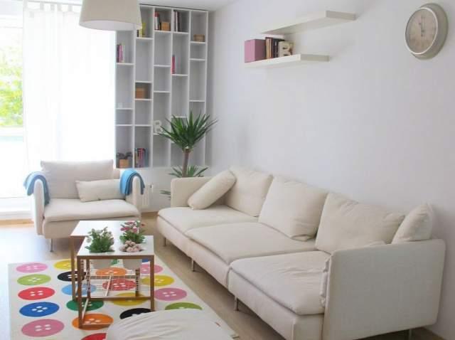 S-a &icirc;ntors din concediu și a găsit trei bărbați &icirc;n casa ei, &icirc;n Arad! Explicația lor a fost de necrezut! &bdquo;Au făcut curățenie&rdquo;