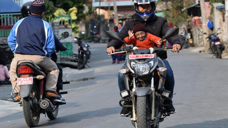 Khagendra Thapa Magar, pe motocicletă.