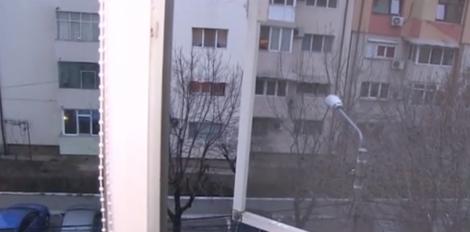 Momente de groază la Craiova! Fetiță de trei ani, scăpată pe geam de bunică | VIDEO
