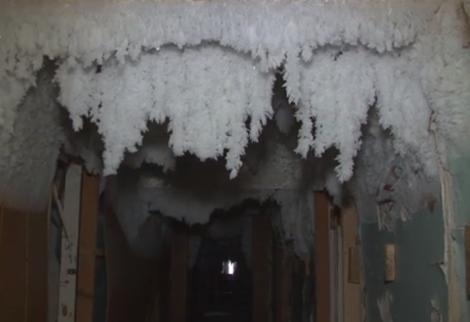 Sloiuri de gheață pe tavane, pereți și podele! Un bloc a înghețat cu totul după ce oamenii au rămas fără căldură