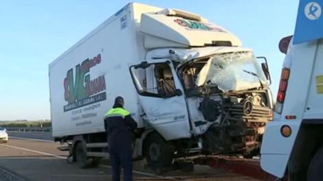 Accident teribil în Spania: un român a murit și alți șapte au fost răniți în urma unei coliziuni grave dintre un camion şi o furgonetă