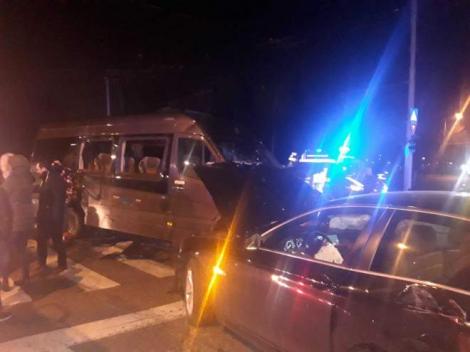 Breaking news! Accident extrem de grav în București: 21 de victime. Sunt implicate patru autoturisme, o ambulanță cu pacient și un microbuz plin de pasageri