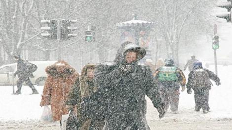 Primăvară și iarnă în România, într-o singură lună. Meteologii anunță temperaturi anormale, dar și fulguieli și polei 