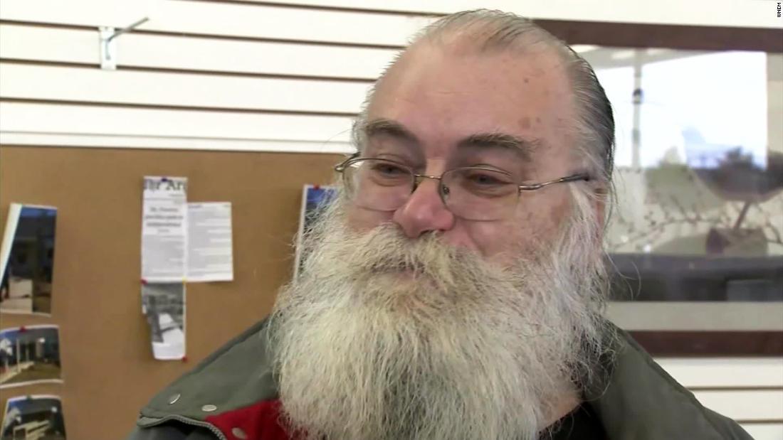 Un bărbat a găsit zeci de mii de dolari &icirc;ntr-o canapea pe care a cumpărat-o de la second-hand