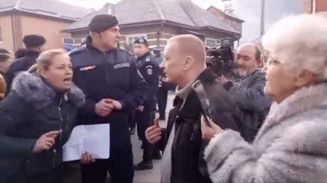 Un profesor din Bistriţa-Năsăud a fost arestat în fața școlii. Dascălul înjura și amenința cu moartea în timp ce avea cătușele la mâini