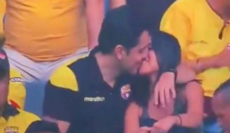 A fost prins în flagrant, în timp ce își înșela iubita, pe stadion! Reacția lui când a văzut camera de filmat, teribilă! VIDEO