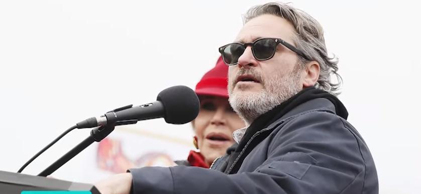 Joaquin Phoenix, de la gala SAG la un priveghi pentru porci: Trebuie să fiu aici