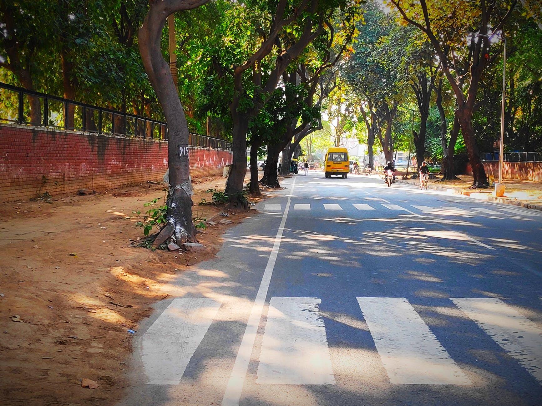 Șofer căutat de polițiști, după ce a accidentat o fetiță de 11 ani, pe trecerea de pietoni.