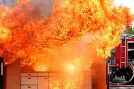 Vârstnic de 80 de ani mort în incendiu după ce casa i-a fost cuprinsă de flăcări
