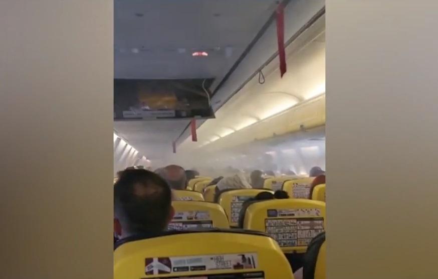 &bdquo;Mamă, murim aici, băi!&rdquo;. Imaginile groazei &icirc;ntr-un avion ce a decolat de la Otopeni! A zburat o oră deasupra Bucureștiului! VIDEO