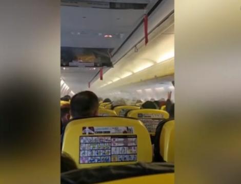 Momentul în care pilotul avionului plin de fum a anunțat că are o problemă, înregistrat! A dezvăluit cauza! „Ne-au degivrat cum nu trebuie” – AUDIO