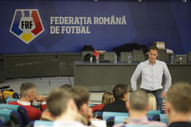 Premieră la cursurile arbitrilor de Liga 1: pregătire teoretică pentru VAR, la sediul FRF