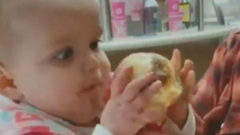 Un bebeluș s-a îndrăgostit de înghețată! Reacția pe care a avut-o când a gustat desertul pentru prima dată a topit internetul! VIDEO