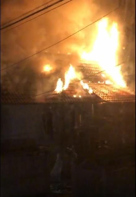 Au avut zile! Cum au fost salvați dintr-un incendiu opt oameni, printre care și un bebeluș, de claxonul unui camion
